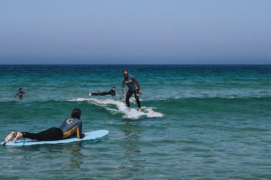 Inscreve-te na aula de surf solidária, no dia 6 de junho, a favor da associação Pais em Rede!