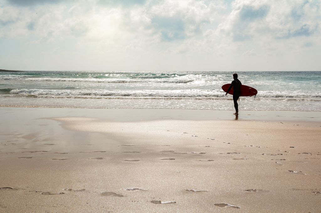 Surf na Costa Vicentina: melhores praias, condições e dicas locais