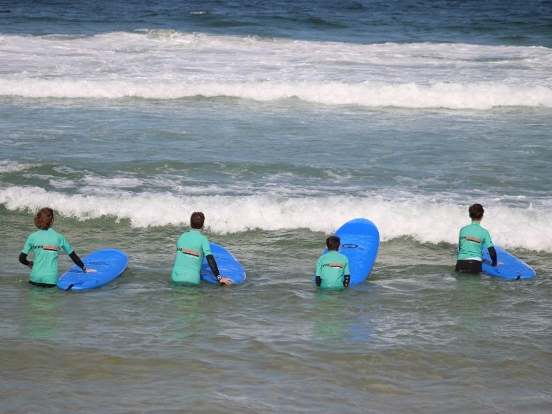 Surfing comporta pego beach